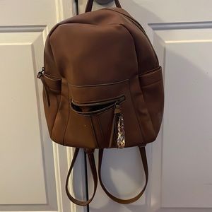 It’s a Dillards purse only worn one time to the beach cute has pockets